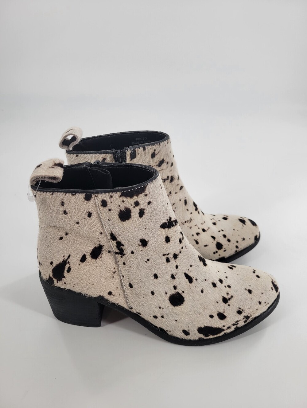 Band of Gypsies Rodeo Spotted Off White Cowhair Leather Ankle Booties Size 6 New